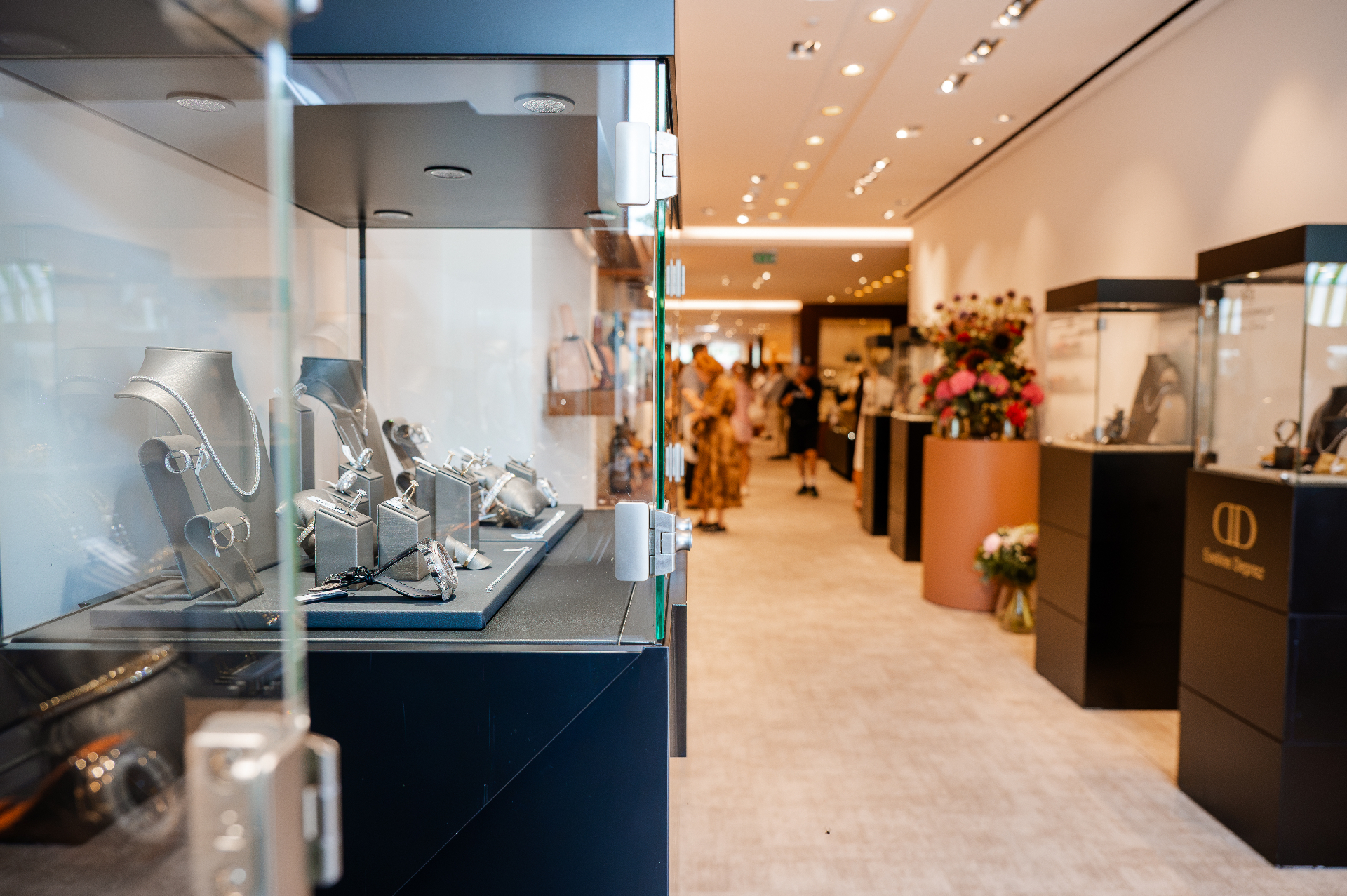 Lebeau Courally — haute joaillerie vitrines in de boutique Knokke
